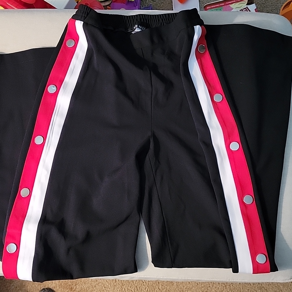 Venue pull on flare leg